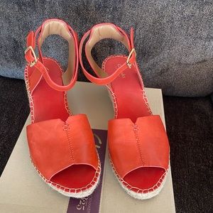 Like new, 2 1/2 in heels. Very comfortable. Buttery, soft. Color is more orange.